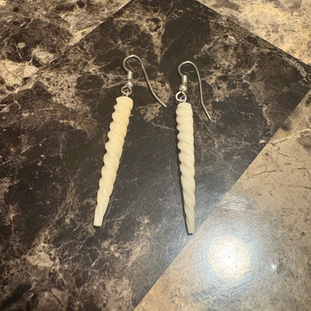 Elegant Cream Twist Drop Earrings - Unbranded